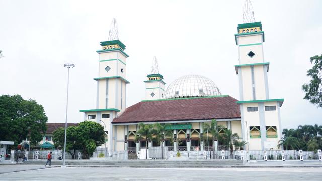 Selain fasilitas publik yang baru, kehadiran Masjid Agung Garut  di area lokasi ALun-alun menambah daya tarik kawasan Alun-alun Garut, Jawa Barat.