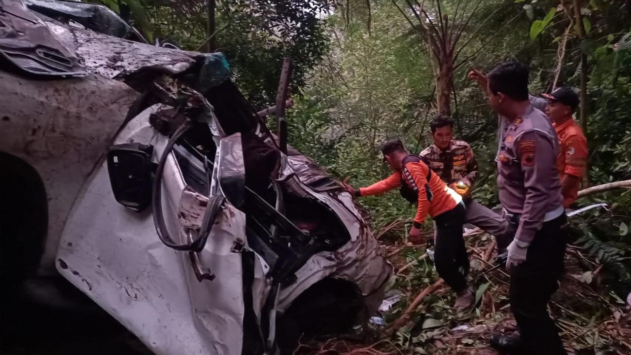 Hendak Jalan-Jalan, Fortuner Masuk Jurang di Jalur Dieng-Batang Ternyata Pisah dari Rombongan Keluarga
