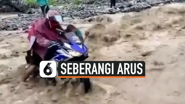 VIDEO: Viral, Aksi Pria Seberangi Arus Deras dengan Motor Sport