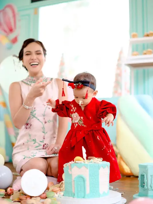 Di momen istimewa seperti perayaan ulang tahun Claire, keduanya memilih pakaian nuansa Chinese dengan warna merah dan kerah cheongsam. Momen ulang tahun memang harus diabadikan dengan sempurna ya!