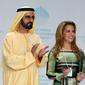 Sheikh Mohammed bin Rashid al-Maktoum, Wakil Presiden dan Perdana Menteri Uni Emirat Arab sekaligus penguasa Dubai, dan Putri Haya binti  Al-Hussein tampil bersama pada 2018 sebelum bercerai. (dok. KARIM SAHIB / AFP)