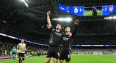 Pemain Arsenal, Gabriel Martinelli (kanan) bersama Declan Rice merayakan yang gol kedua bagi timnya saat pertandingan leg kedua perempat final Liga Champions 2024/2025 melawan Real Madrid di Stadion Santiago Bernabeu, Madrid, Spanyol pada 16 April 2025 atau Kamis 17 April 2025 dini hari WIB. (JAVIER SORIANO/AFP)