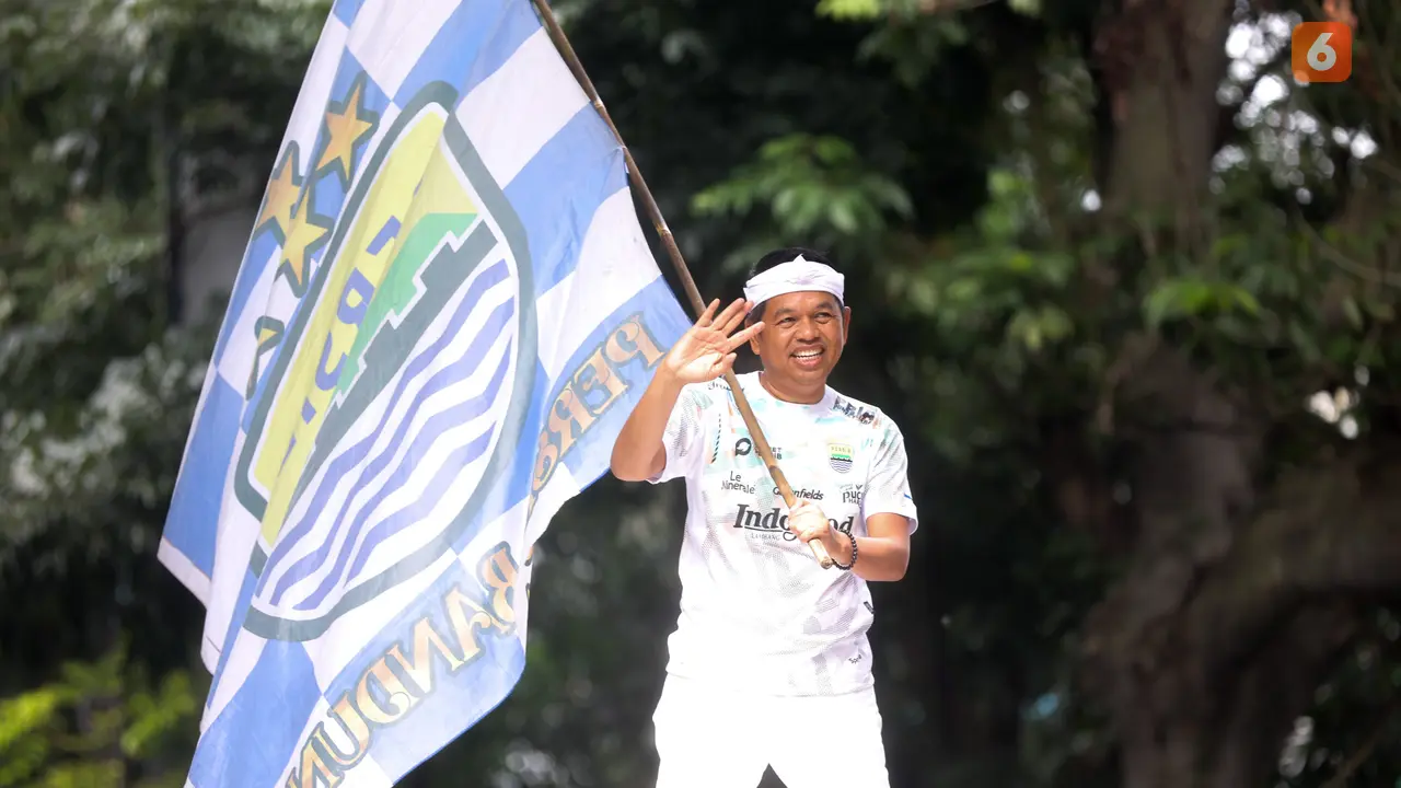 Foto: Lepas Baju Saat Pawai, KDM Larut Dalam Perayaan Pesta Persib Juara