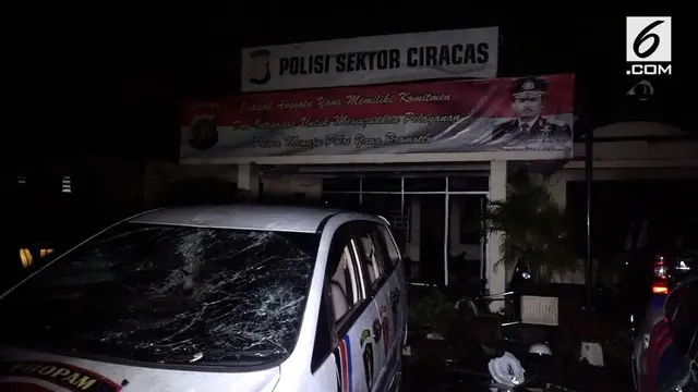 Kapolda Metro Jaya dan Pangdam Jaya mendatangi Polsek Ciracas yang dibakar massa dini hari tadi.