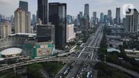 Foto udara gedung-gedung perkantoran di kawasan jalan Jenderal Sudirman, Jakarta, Senin (9/1/2023). Menurut data dari 'Resonance Consultancy' yakni perusahaan konsultasi global untuk real estate, pariwisata, dan pembangunan ekonomi, Jakarta berada di peringkat ke-89 kota terbaik di dunia 2023 atau 'World's Best Cities' 2023 di atas sejumlah kota-kota lainnya, antara lain Nagoya dan Sendai di Jepang, Hanoi di Vietnam, Cologne dan Stuttgart di Jerman dan Marseille di Prancis. (Liputan6.com/Herman Zakharia)