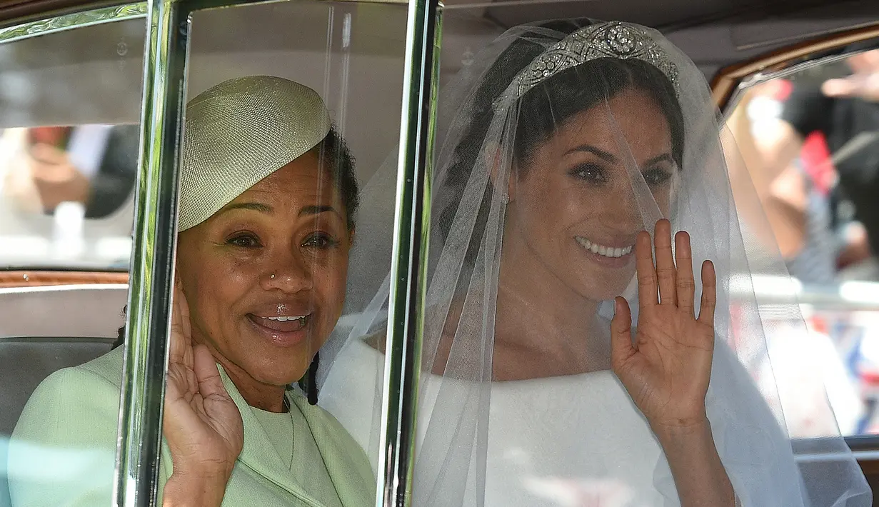 Meghan Markle (kanan) dan ibunya, Doria Ragland, tiba untuk melangsungkan upacara pernikahan dengan Pangeran Harry di St George's Chapel, Kastil Windsor, Windsor, Inggris, Sabtu (19/5). (Oli SCARFF/AFP)