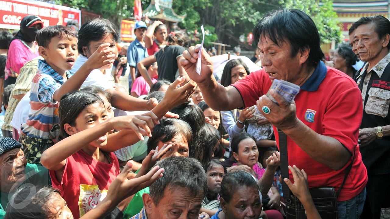 20160208-Berharap Angpao, Ratusan Pengemis Serbu Vihara Dharma Bhakti