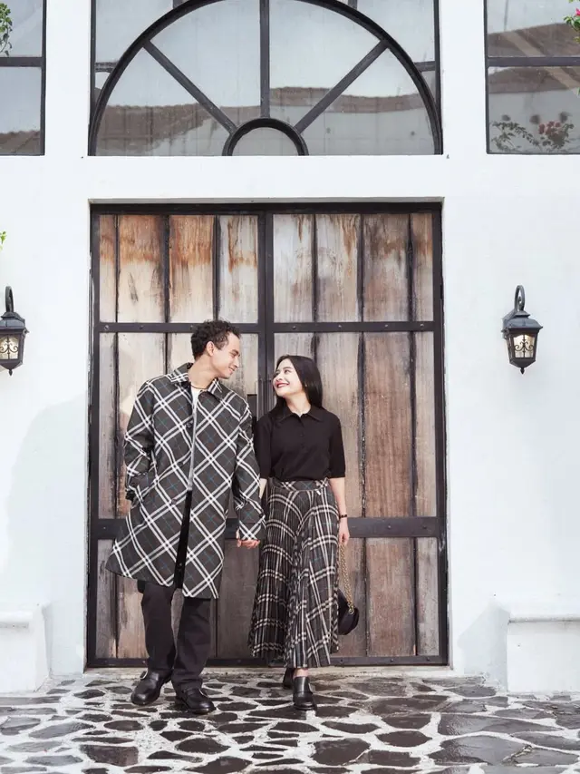 Pesona Prilly dan Omara dalam pemotretan terbaru. (credit:instagram.com/prillylatuconsina96/winstong