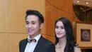 Tampil kompak dengan sang kekasih, Ajun Perwira dan Nadya Fricella memilih tema hitam sebagai busana untuk menghadiri resepsi pernikaha Glenn Alinskie dan Chelsea Olivia  di Hotel Mulia, Jakarta Pusat, Sabtu (3/10/2015). (Galih W. Satria/Bintang.com)