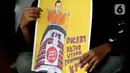 Poster yang dibawa pegiat Antikorupsi yang menamakan diri Rakyat Indonesia Peruwat KPK saat melakukan aksi teatrikal "Ruwatan" di Lobby Gedung Anti-Corruption Learning Center (ACLC) KPK, Jakarta, Jumat (28/5/2021). Ruwatan ini sebagai simbol pengusiran energi jahat. (Liputan6.comHelmi Fithriansyah)