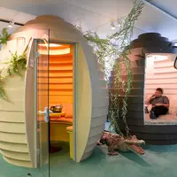 Jangan asal pilih desain ruang kantor. Desain ruangan ternyata bisa memengaruhi produktivitasmu. Berikut ini desain kantor yang luar biasa. 