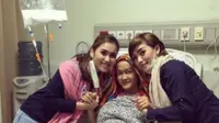 Ayu Ting Ting dan Zaskia Gotik Jenguk Julia Perez di Rumah Sakit