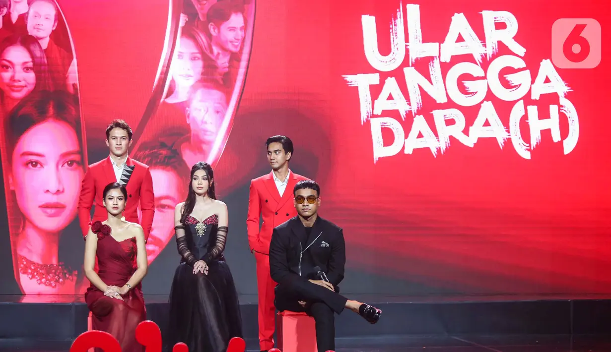 Artis pemeran film series Ular Tangga Dara(H) berpose usai konferensi pers Vidio Original Series 2024 bertemakan Rumah Cerita bertabur bintang di Jakarta, Kamis (29/2/2024). (Liputan6.com/Angga Yuniar)