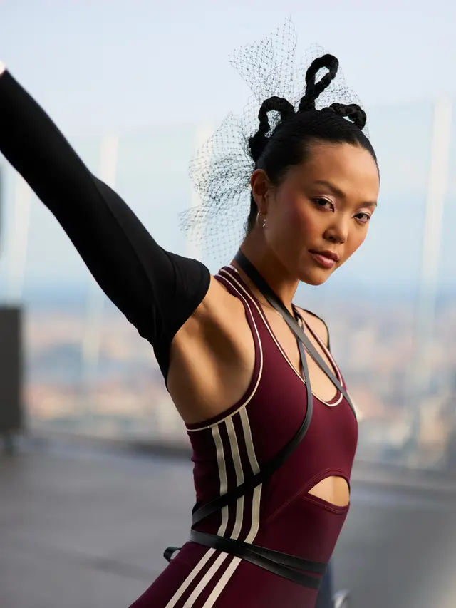 Bukan Runway Biasa, adidas Gelar Fashion Show Vertikal di Jendela Pencakar Langit New York