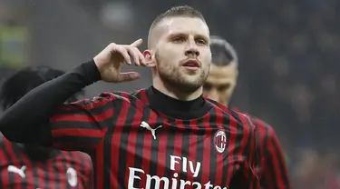 Penyerang AC Milan, Ante Rebic berselebrasi usai mencetak gol ke gawang Torino pada pertandingan lanjutan Liga Serie A Italia di stadion San Siro, di Milan, Italia, (18/2/2020). Gol tunggal Rebic mengantar Milan menang tipis atas Torino 1-0. (AP Photo/Antonio Calanni)