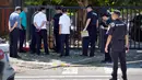 Personel keamanan China berdiri di lokasi ledakan yang terjadi dekat kedutaan besar Amerika Serikat di Beijing, Kamis (26/7). Selain kedubes AS, di lokasi yang sama terdapat kedubes Israel dan Korea Selatan. (AP/Mark Schiefelbein)