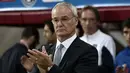 Claudio Ranieri pelatih asal Italia yang sedang naik daun bersama Leicester City, mereka berhasil membuat publik Inggris terkagum dengan prestasi sepanjang tahun 2015 yaitu berada pada puncak klasemen Liga Premier Inggris.  (AFP Photo/Louisa Gouliamaki) 