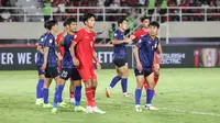Pemain Timnas Indonesia, Kadek Arel dikawal sejumlah pemain Laos saat laga lanjutan Grup B Piala AFF 2024 di Stadion Manahan, Solo, Jawa Tengah, Kamis (12/12/2024). (Bola.com/Abdul Aziz)