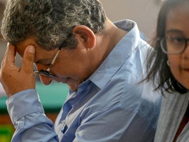 WN Peru Guido Torres Morales menjalani sidang tuntutan di pengadilan Denpasar, Bali, Senin (18/11/2019). Morales dituntut 18 tahun penjara dalam kasus penyelundupan narkotika jenis kokain 950 gram dalam 125 bungkusan yang ditelan saat menumpang pesawat dari Dubai ke Denpasar. (SONNY TUMBELAKA/AFP)