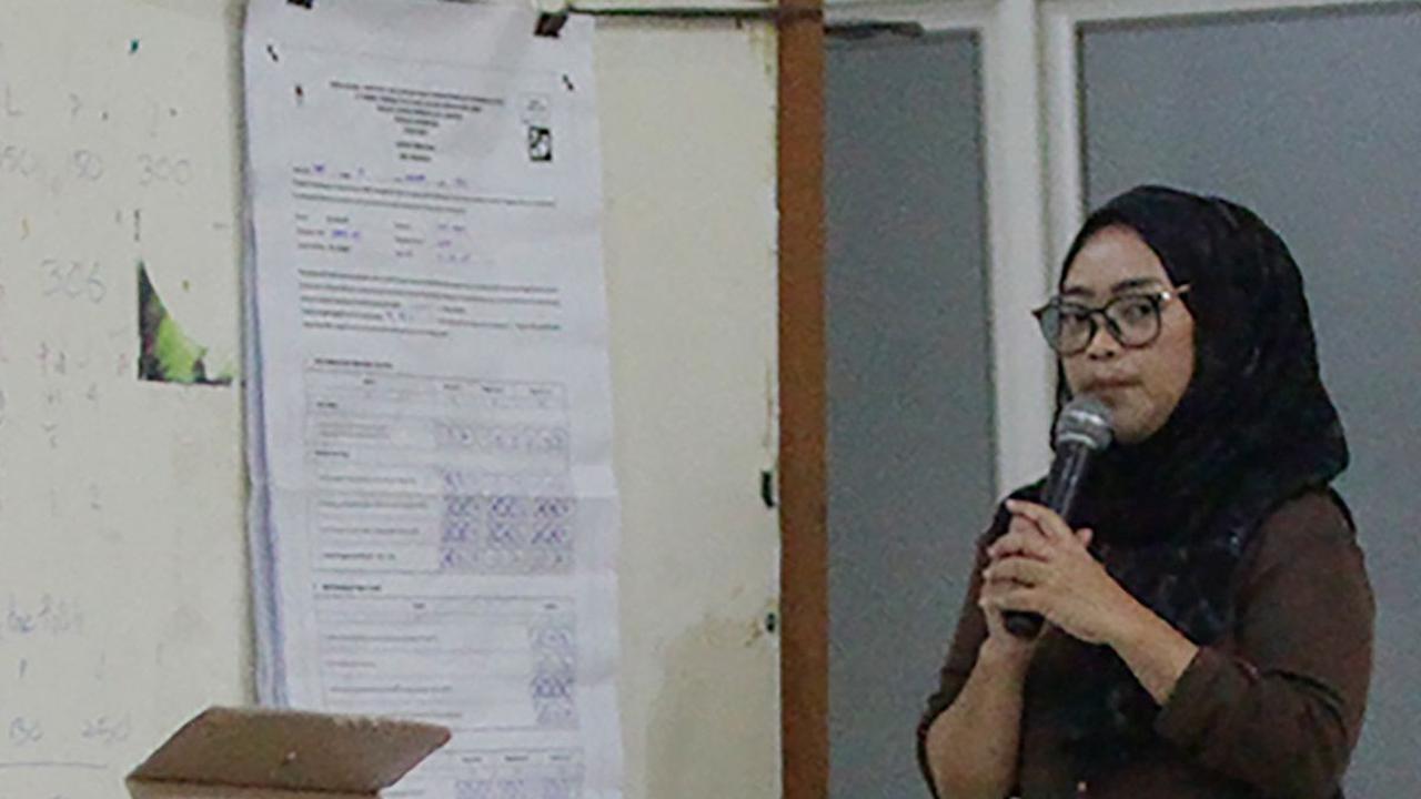 FOTO: Intip Sibuknya Petugas Hitung Manual Hasil Pemilu 2024 di Tingkat Kecamatan