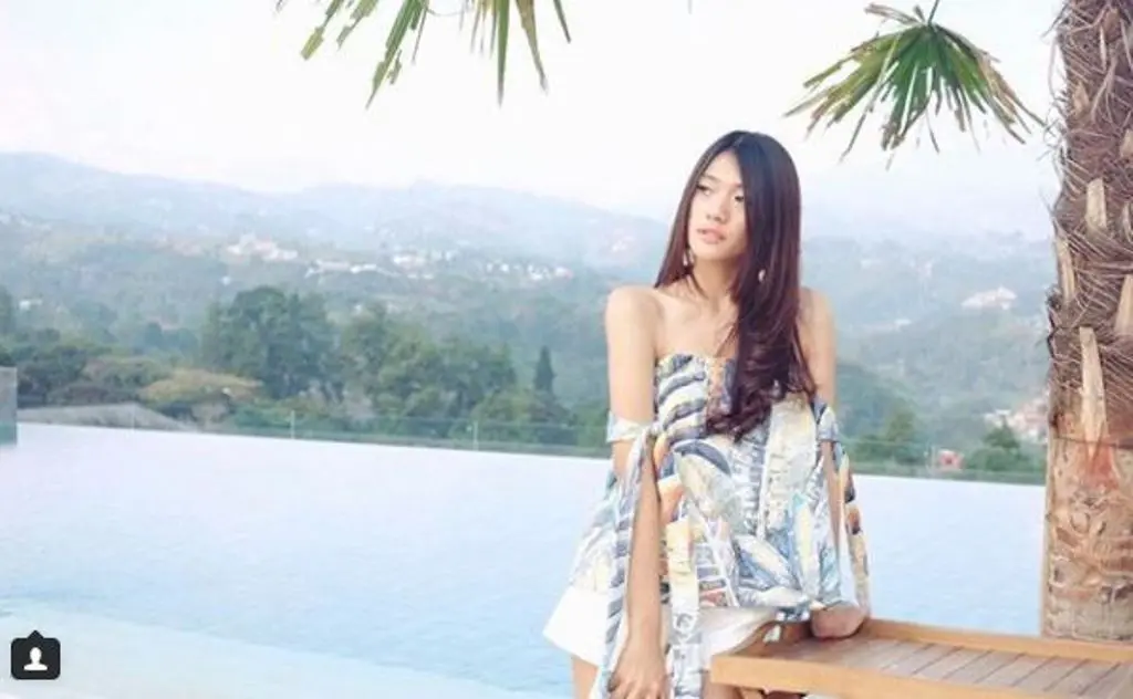 Calon istri Raditya Dika, Anissa Aziza memakai busana bernuansa tropikal untuk liburan (Instagram @anissaaziza)