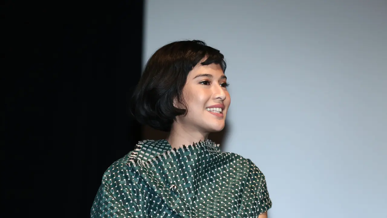[Bintang] Senyum Manis Dian Sastro di Poster Film Kartini