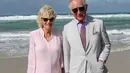 Pangeran Charles bersama istrinya, Duchess of Cornwall Camilla mengunjungi Broadbeach di Gold Coast, Australia, Kamis (5/4). Istri Pangeran Charles itu terlihat berjalan tanpa alas kaki di atas pasir pantai. (AP Photo)