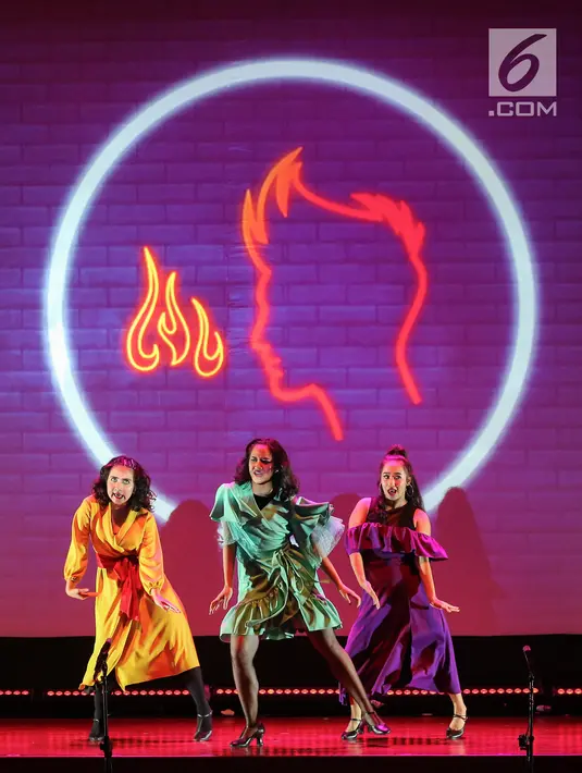 Pemain menghibur penonton pada pertunjukan broadway bertajuk What I Did For Love di Soehanna Hall, Jakarta Selasa (27/8/2019). What I Did For Love menampilkan lebih dari 40 lagu-lagu broadway dan dikemas dalam sebuah pertunjukan teater musikal. (Liputan6.com/Fery Pradolo)