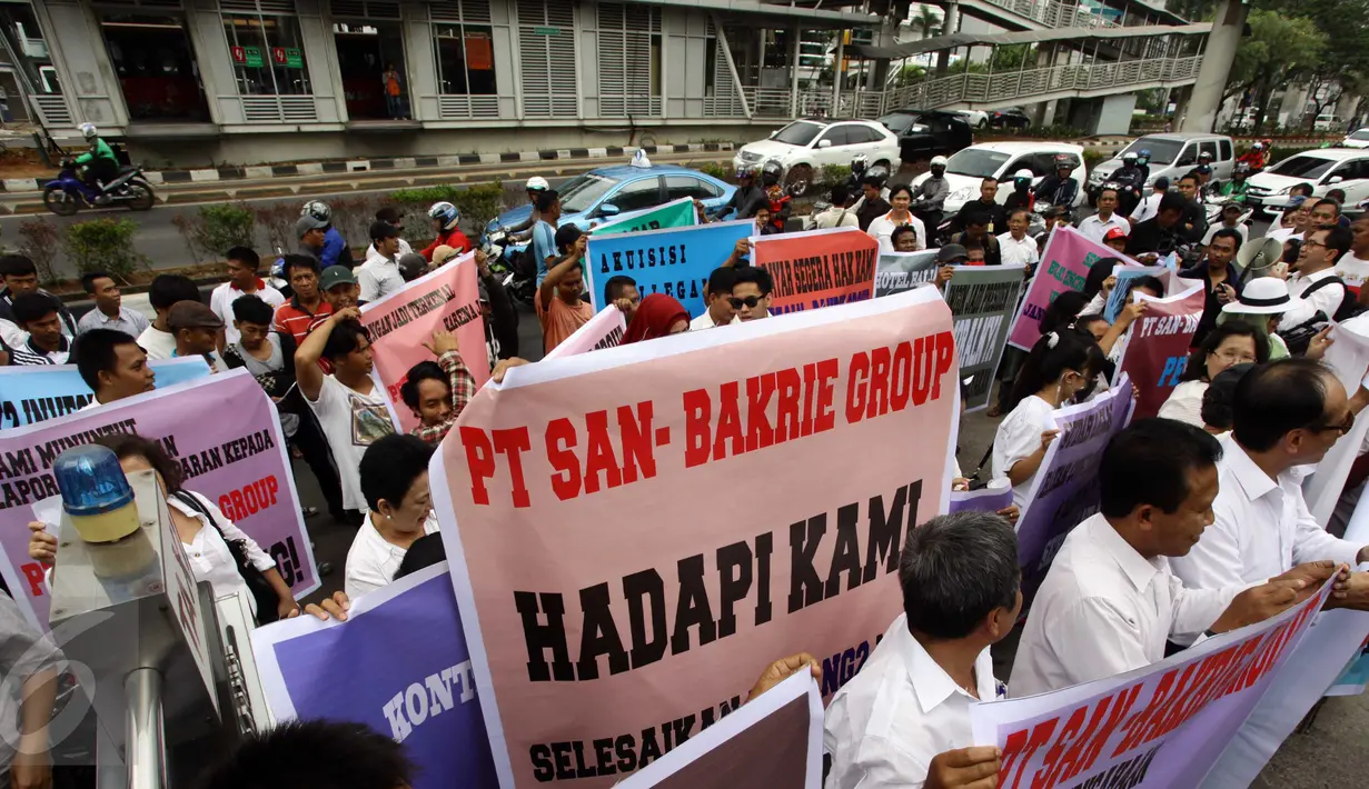 Puluhan karyawan partner bisnis Bakrie membentangkan spanduk di depan gedung Wisma Bakrie, Jakarta, Kamis (10/9). Mereka menuntut Bakrie segera membayar pelunasan hutang hasil penjualan aset Hotel Pullmen di Bali. (Liputan6.com/Helmi Afandi)