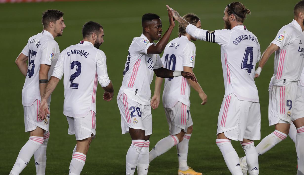 Pemain Real Madrid merayakan gol yang dicetak Vinicius Junior ke gawang Real Valladolid pada laga lanjutan Liga Spanyol di Estadio Alfredo Di Stefano, Kamis (1/10/2020) dini hari WIB. Real Madrid menang 1-0 atas Valladolid. (AP Photo/Manu Fernandez)