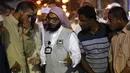 Jemaah haji berbincang dengan seorang penerjemah di kota suci Islam, Makkah, 17 Agustus 2018. Pemerintah Arab Saudi mengerahkan para penerjemah dari berbagai bahasa yang bekerja 24 jam per hari untuk membantu para jemaah. (AFP/AHMAD AL-RUBAYE)