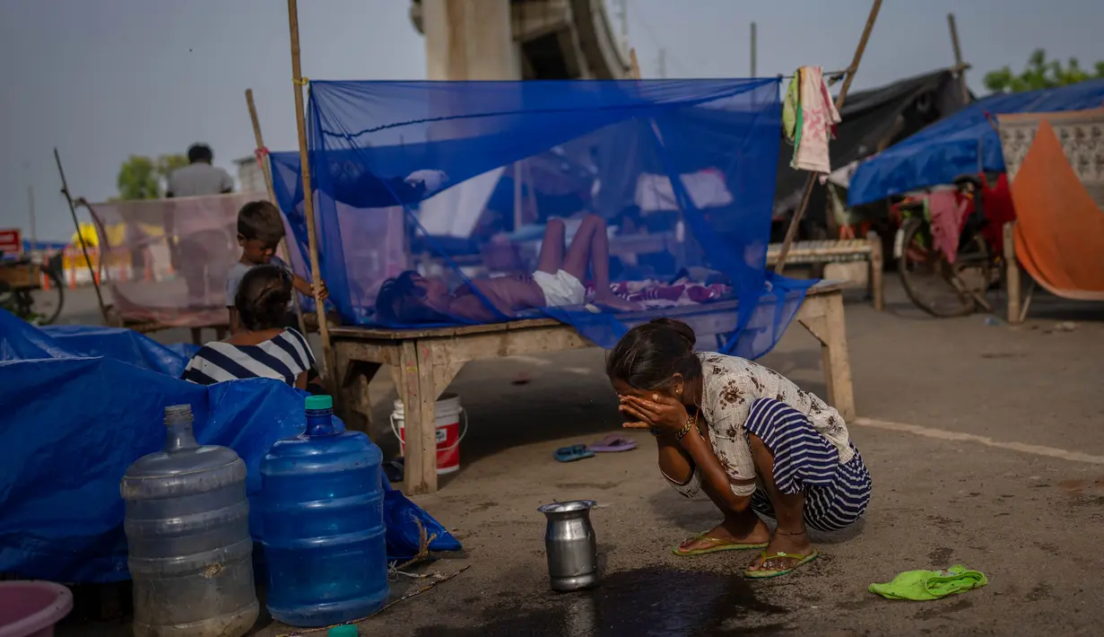 Hujan monsun memicu banjir yang menewaskan lebih dari 100 orang di India utara, membuat ribuan orang mengungsi dan menggenangi sebagian besar wilayah ibu kota. (AP Photo/Altaf Qadri)