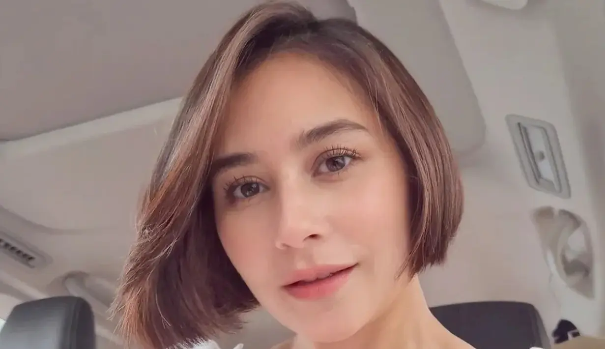 Tahun 2025, Prilly Latuconsina memutuskan untuk memotong rambutnya menjadi model bob. Namun tak puas sampai situ, Prilly pun kembali memotongnya jadi lebih pendek. [@prillylatuconsina96]