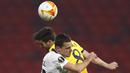 Gelandang Tottenham, Harry Winks berebut bola udara dengan pemain Wolfsberger AC, Michael Liendl pada leg pertama babak 32 besar Liga Europa di stadion Puskas Arena di Budapest, Hongaria, Jumat (19/2/2021). Tottenham menang telak atas Wolfsberger 4-1. (AP Photo/Laszlo Balogh)