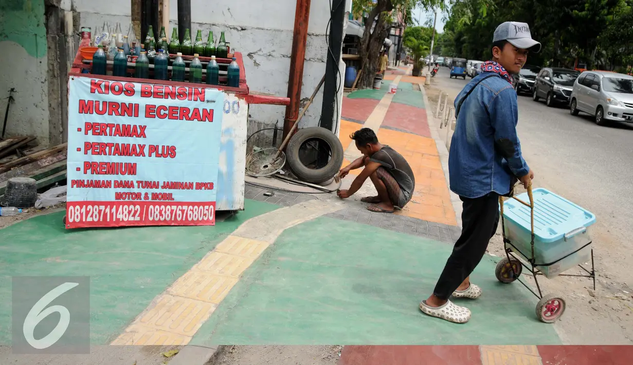 Trotoar Ramah Disabilitas yang digunakan menjadi tempat berjualan di Jalan Hidup Baru, Kalimati, Jakarta Utara, Selasa (27/12). Kurangnya sosialisai kepada masyarakat membuat Trotoar berubah fungsi menjadi tempat berjualan. (Liputan6.com/Gempur M. Surya)