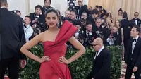 Priyanka Chopra-Deepika Padukone Menantang di Met Gala, Kece Siapa?