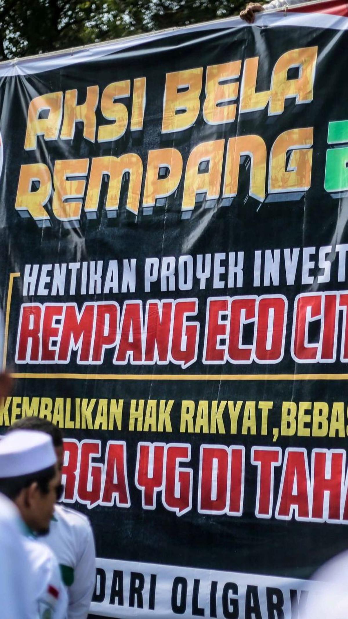 Di antaranya mereka meminta pemerintah supaya mengembalikan hak rakyat.