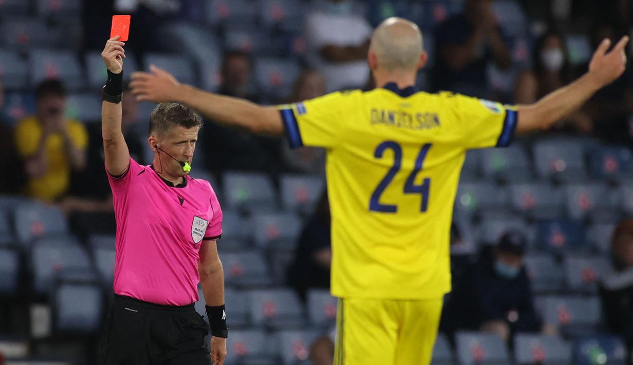 Swedia harus bertanding dengan 10 pemain saat Marcus Danielsson diganjar kartu merah akibat melakukan tackle keras kepada Artem Besedin di menit ke-99. (Foto: AFP/Pool/Lee Smith)
