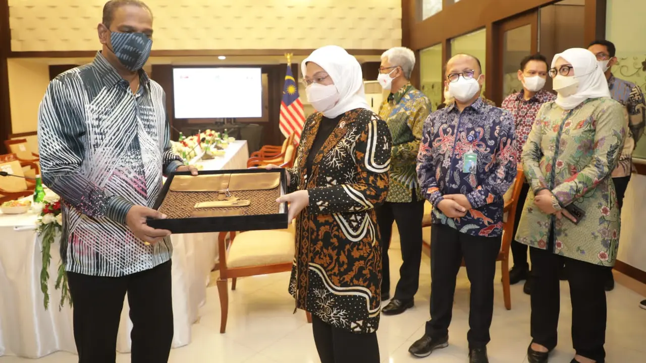 Pemerintah Indonesia dan Malaysia menandatangani nota kesepahaman atau Memorandum of Understanding (MoU) tentang penempatan dan pelindungan Pekerja Migran Indonesia (PMI) Sektor Domestik di Malaysia, di kantor Kemnaker, Jakarta, Jumat (1/4/2022).