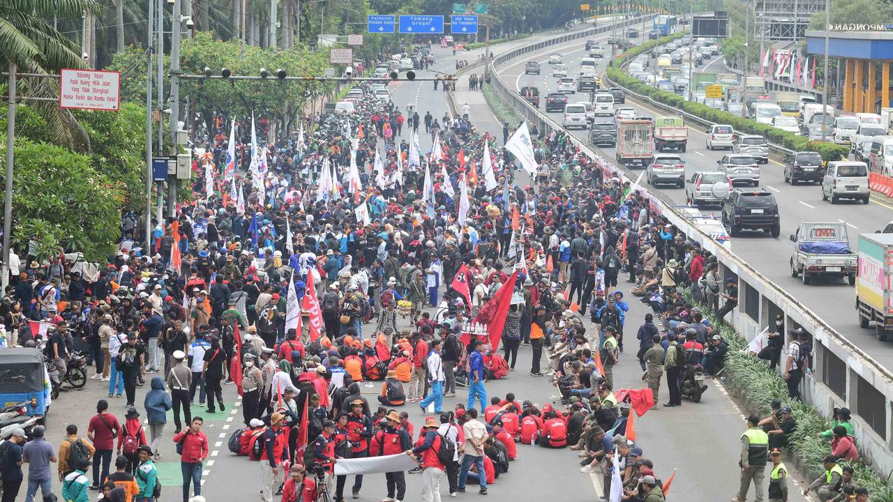 FOTO: Ribuan Buruh Geruduk DPR, Usung Enam Tuntutan Utama