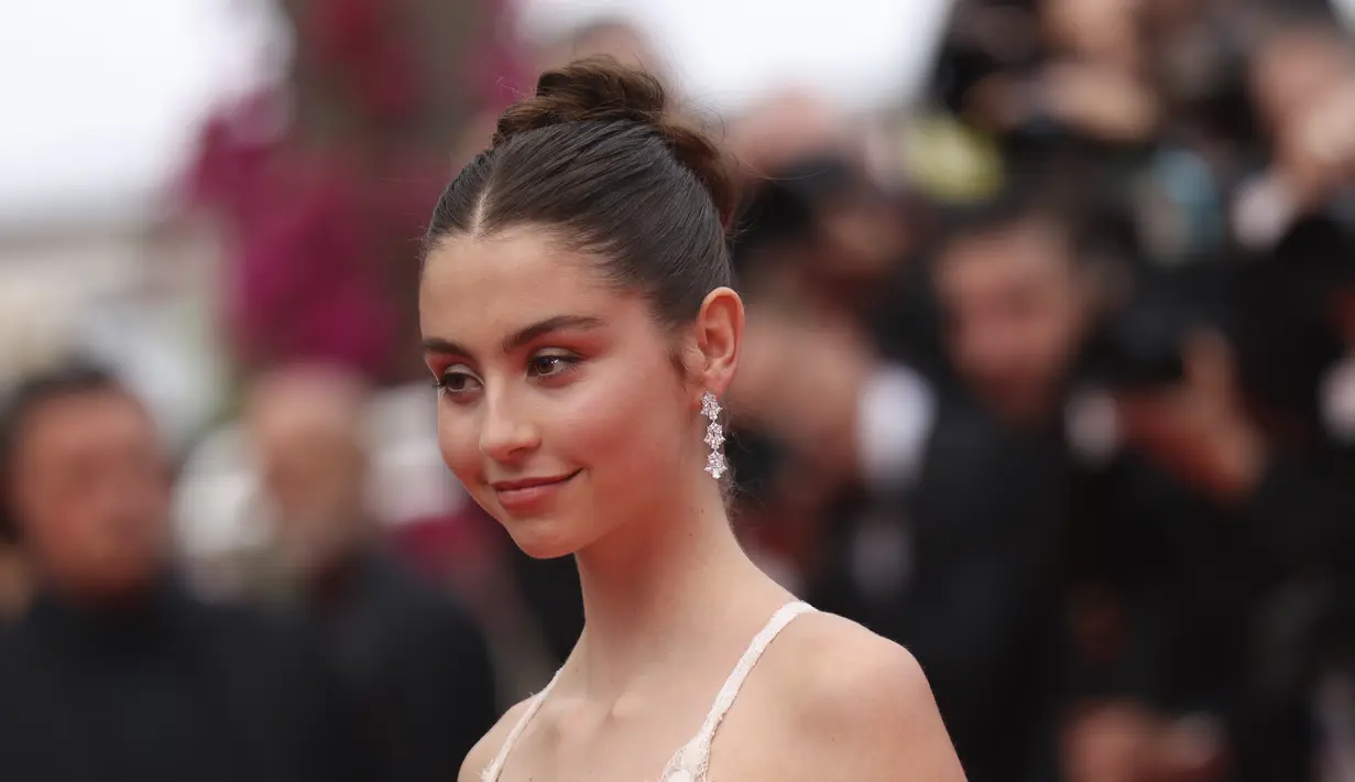 Carys Zeta Douglas berpose untuk fotografer setibanya di upacara pembukaan Festival Film Cannes 2023, Cannes, Prancis selatan, Selasa, 16 Mei 2023. (Foto oleh Vianney Le Caer/Invision /AP)
