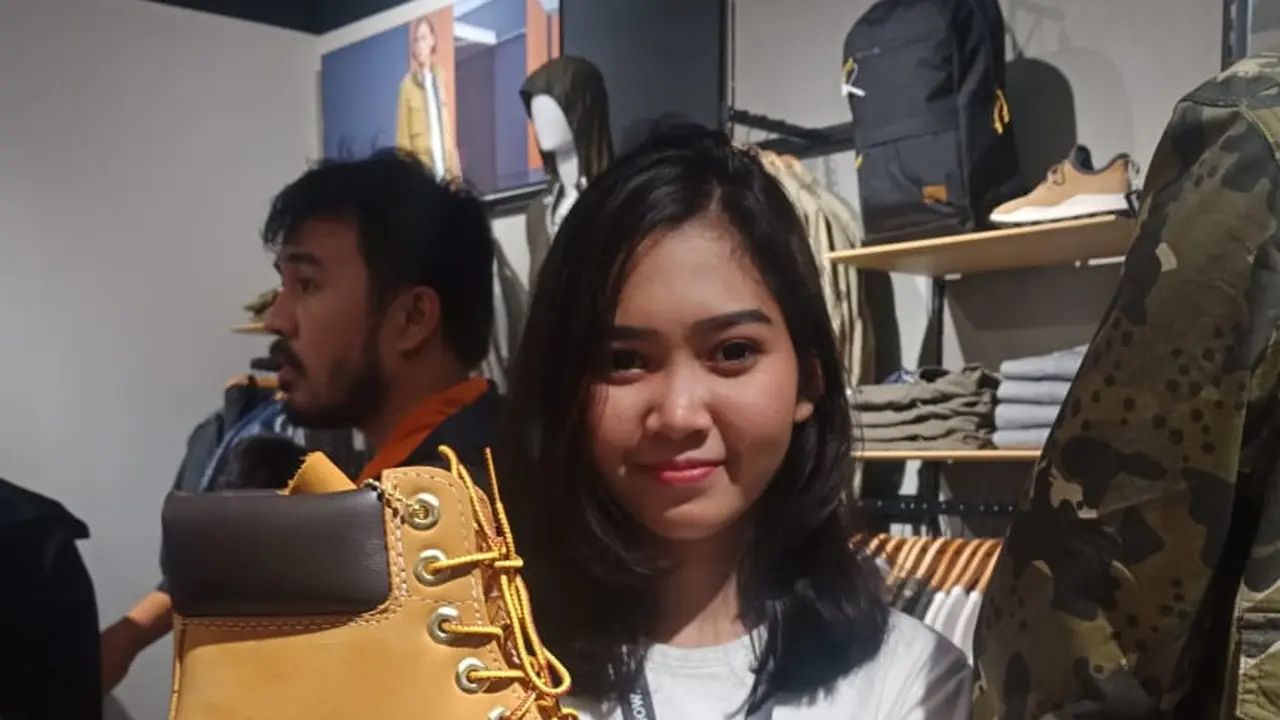 Selamatkan Bumi dengan Membuat Koleki Sepatu dari Bahan Daur Ulang