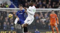 Aksi pemain Chelsea, Andreas Christensen (kiri) menghalau bola dari pemain Crystal Palace, Christian Benteke pada lanjutan Premier League di Stamford Bridge stadium, London, (10/3/2018). Chelsea menang 2-1.(AP/Matt Dunham)