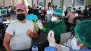 Seorang warga negara asing (WNA) menerima vaksin virus corona COVID-19 AstraZeneca di klinik vaksinasi massal darurat di Denpasar, Bali, Selasa (6/7/2021). Indonesia tengah memerangi gelombang infeksi baru yang belum pernah terjadi sebelumnya. (SONNY TUMBELAKA