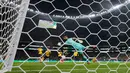 Pemain meksiko Raul Jimenez mencetak gol melewati kiper Ekuador Hernan Galindez selama pertandingan sepak bola babak 32 Piala Dunia antara Meksiko dan Ekuador di Mexico City, Selasa, (30/06/2026). (AP Photo/Ricardo Mazalan)