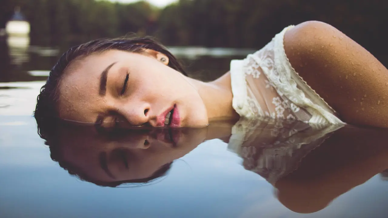 Tidur dengan Rambut Basah Itu Bagus atau Buruk Sih?