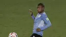 Gelandang Uruguay Nicolas de la Cruz (belakang) berebut bola dnegan gelandang Argentina Giovani Lo Celso pada laga Kualifikasi Piala Dunia 2022 Zona Amerika Selatan di Monumental stadium, Senin (11/10/2021) pagi WIB. Argentina melibas Uruguay dengan skor 3-0. (ALEJANDRO PAGNI / AFP)