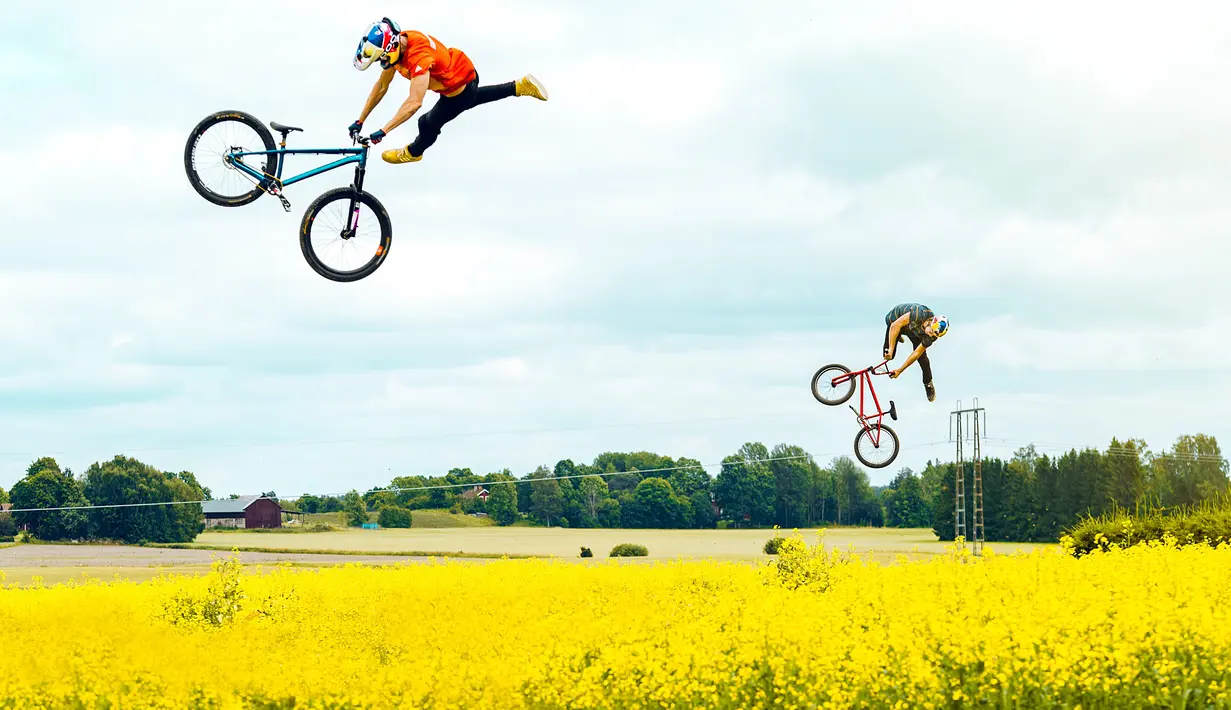 Dawid Godziek dan Martin Soederstroem saat melakukan aksi gaya bebas di Imagination Park, Swedia pada 14 Juli 2016. (REUTERS)