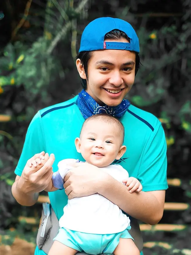 6 Potret Manis Angga Yunanda Momong Keponakan, Sama-sama Bikin Gemas