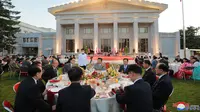 Pemimpin Korea Utara Kim Jong Un (tengah) mengambil bagian dalam perayaan untuk menandai ulang tahun ke-73 berdirinya Korea Utara di Pyongyang. (KCNA VIA KNS/AFP)
